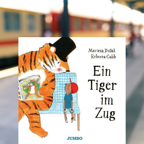 Das Cover des Bilderbuchs 'Ein Tiger im Zug'. Im Hintergrund ist unscharf ein Bahnsteig zu sehen, an dem ein Zug steht.